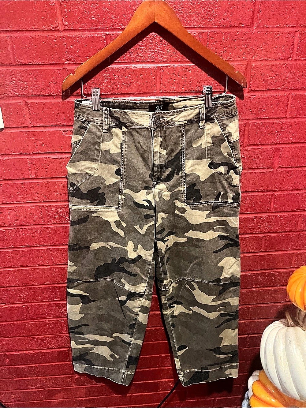 KUT from the Kloth Women’s Camo Cargo Pants Size 4